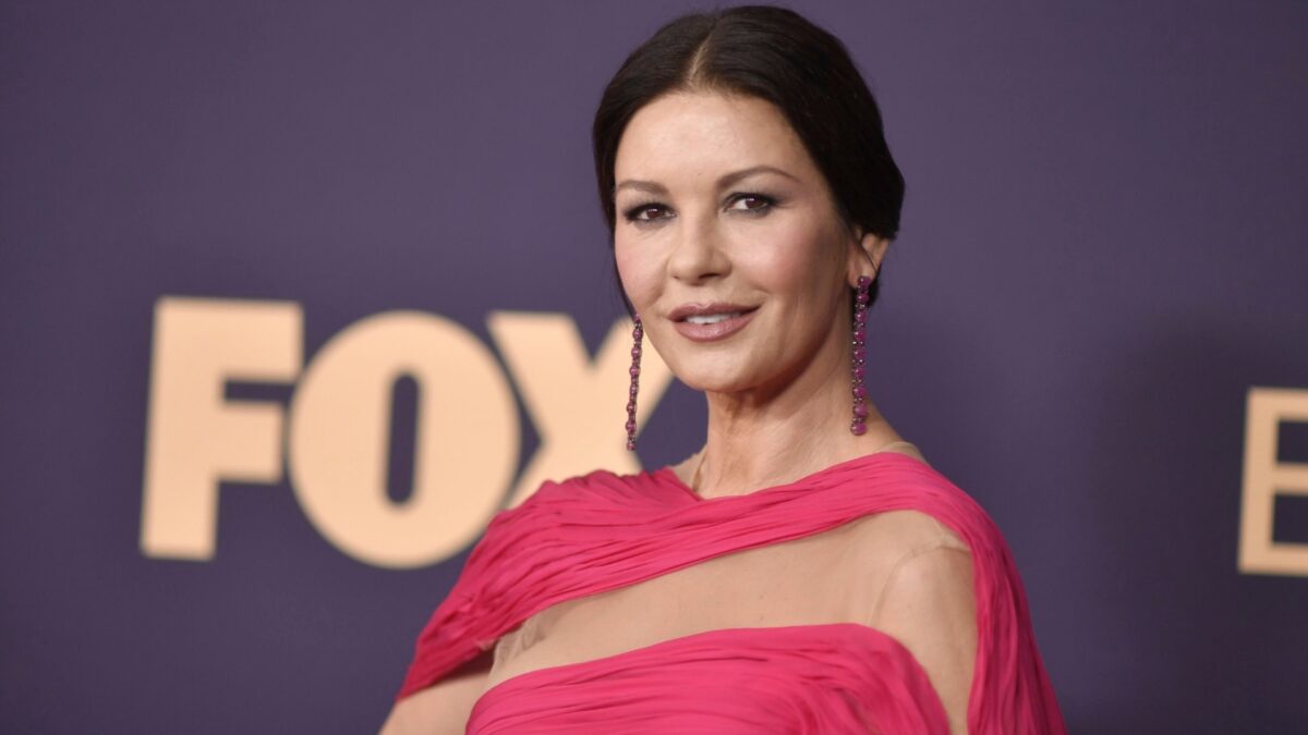 Ποζάρει εντελώς αμακιγιάριστη στα 50 της η Κάθριν Ζέτα Τζόουνς