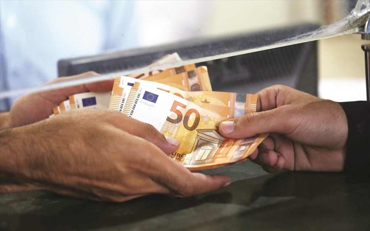 Επτά στους δέκα έδωσαν «φακελάκι» σε δημόσια υπηρεσία