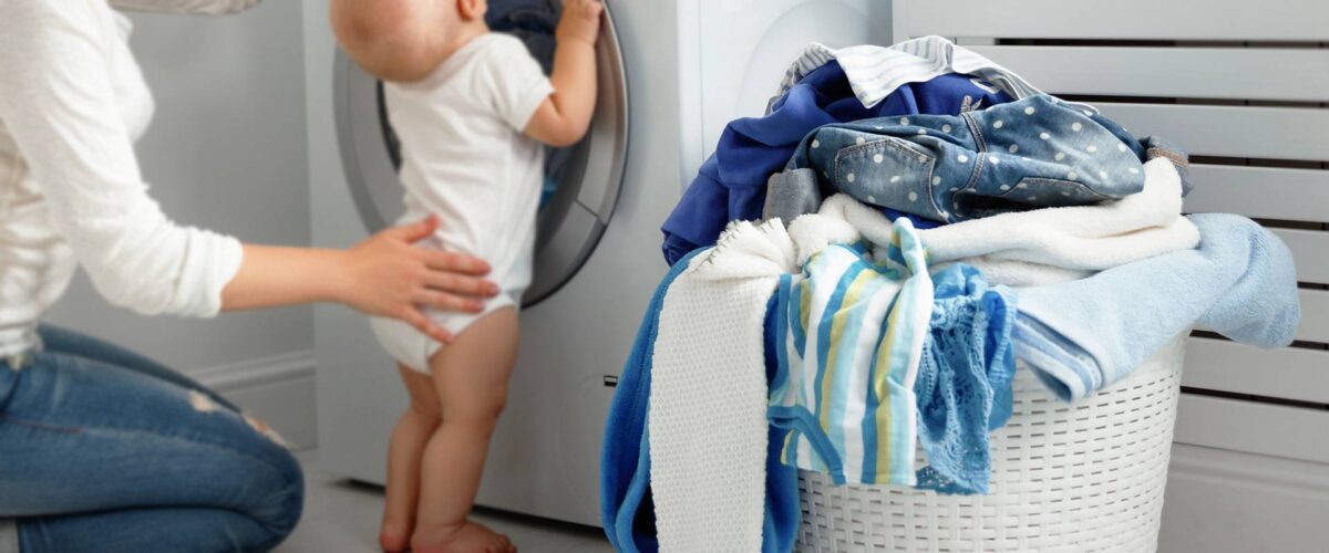 Γιατί τα ρούχα σκληραίνουν όταν τα απλώνουμε; Δείτε πώς θα τα κάνετε απαλά σαν να βγήκαν από στεγνωτήριο!