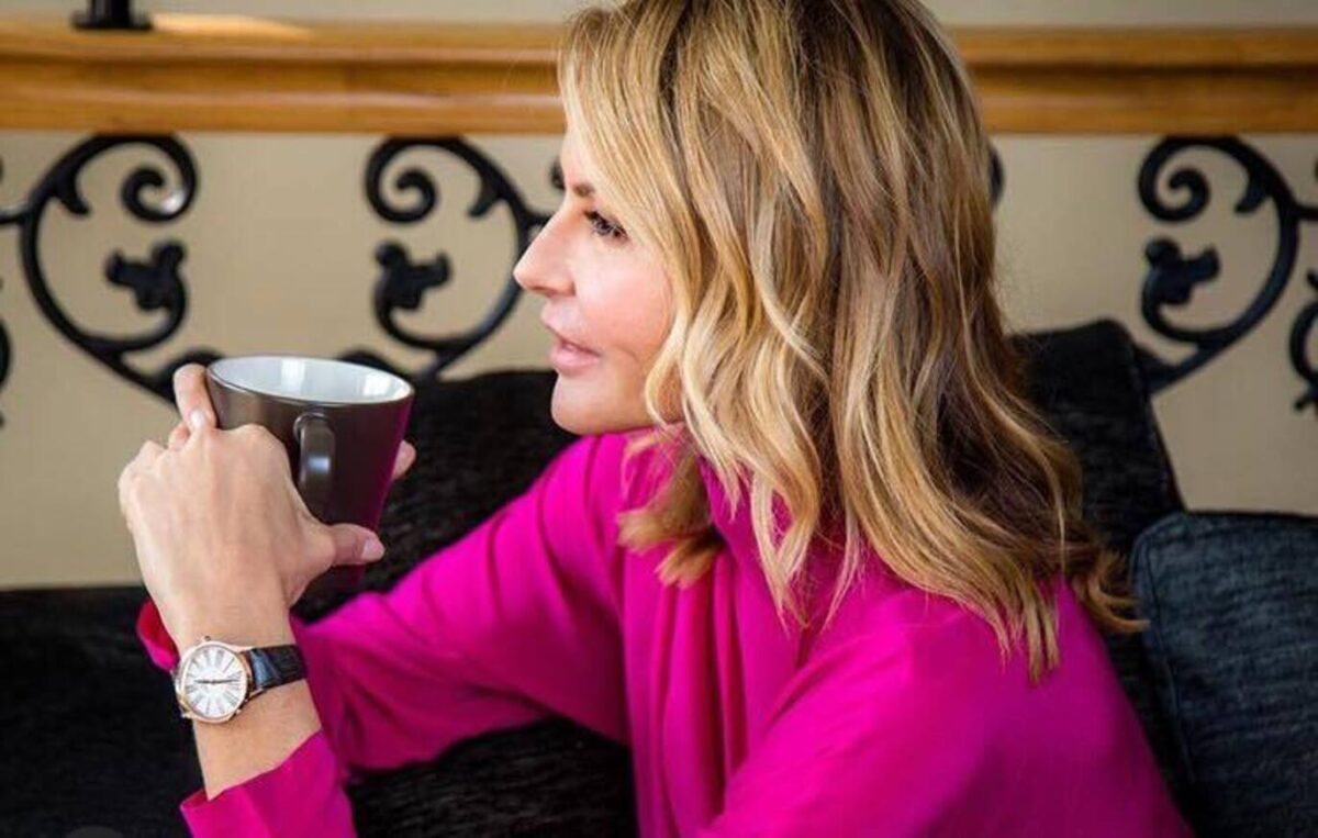 Τζένη Μπαλατσινού | Εντυπωσιακή & λαμπερή φωτογραφίζεται με το αγαπημένο της ρολόι