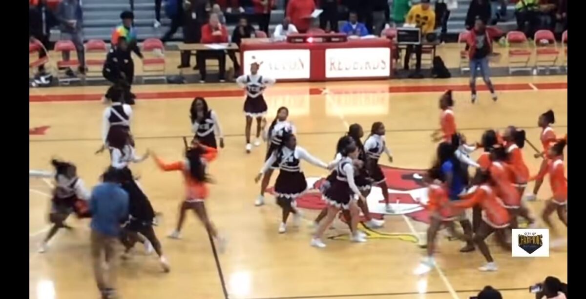 Απίστευτο ξύλο μεταξύ τσιρλίντερ σε αγώνα μπάσκετ στις ΗΠΑ! (Βίντεο)
