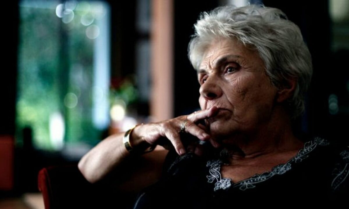 Στην Εντατική η Κική Δημουλά – Νοσηλεύεται διασωληνωμένη