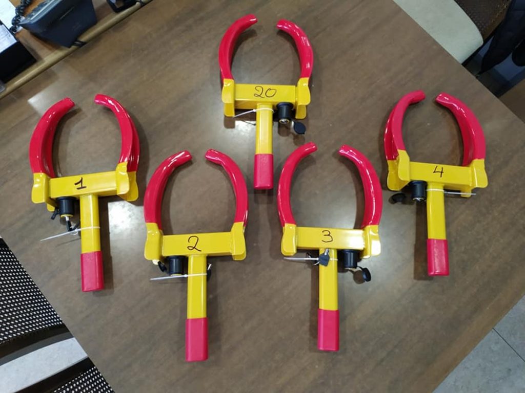 Έρχονται «δαγκάνες» στη Θεσσαλονίκη για όσους παρκάρουν σε ράμπες ΑμεΑ