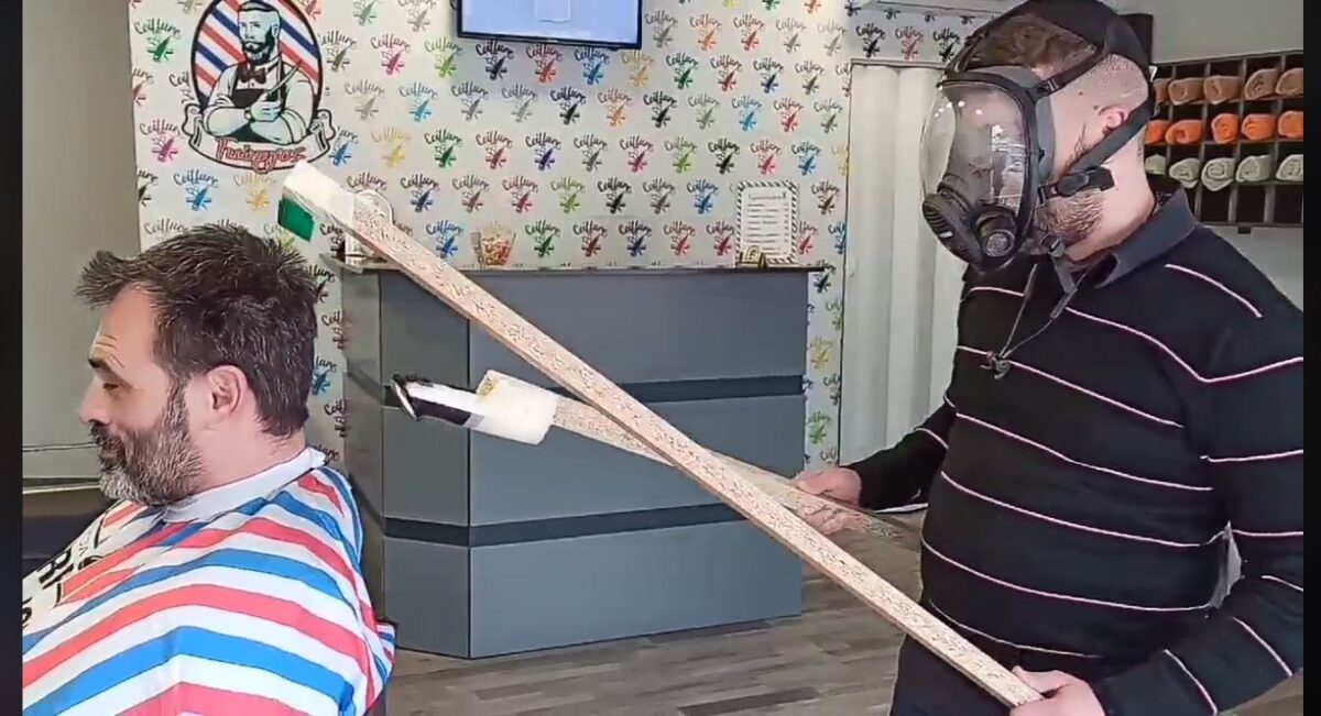 Δείτε πώς ένας Πατρινός κομμωτής, κούρεψε πελάτη που επέστρεψε από την Ιταλία! (Βίντεο)