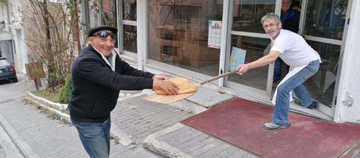 Ο φούρναρης και ο κορονοϊός: Δίνει ψωμί με το… φτυάρι!