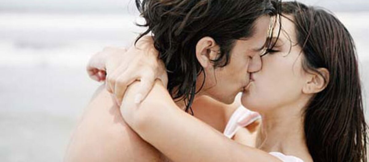 Υπουργός Υγείας απαγορεύει τα φιλιά λόγω κοροναϊού!