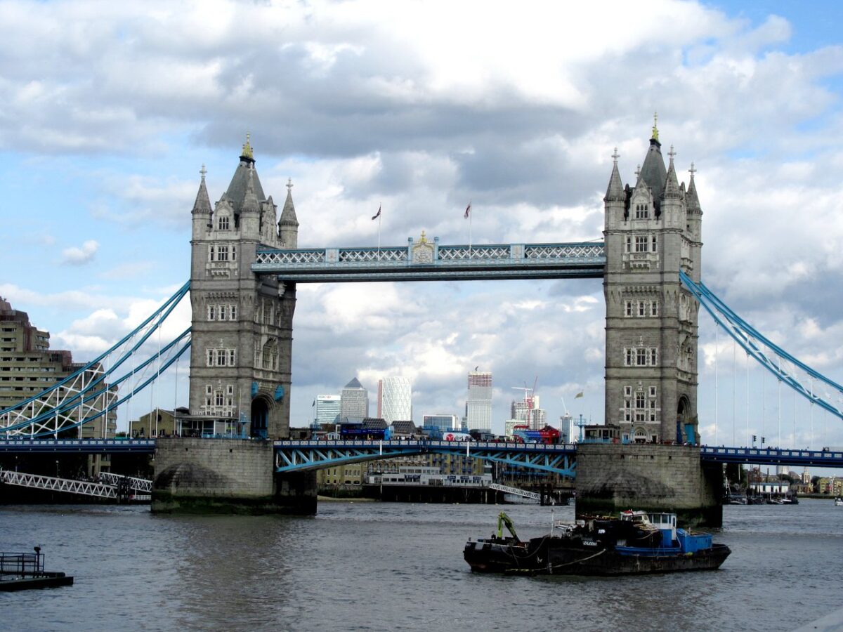 Κλείνει το Tower Brindge – «Με βαριά καρδιά σηκώνουμε τη γέφυρα»