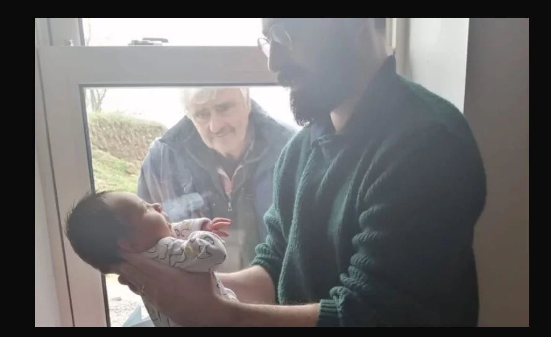 Συγκινητικό: Παππούς γνωρίζει το νεογέννητο εγγόνι του από το παράθυρο!