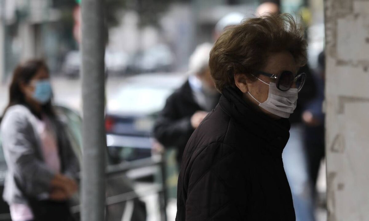 Πώς βάζουμε και βγάζουμε σωστά την απλή χειρουργική μάσκα – Οι οδηγίες του ΕΟΔΥ (Βίντεο)