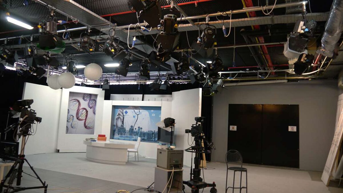 Χιλιάδες τεστ για τον κορονοϊό για να γίνει restart στις ψυχαγωγικές εκπομπές και τις σειρές