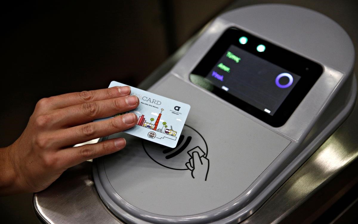 Πόσο φθηναίνουν από Δευτέρα εισιτήρια και κάρτες στα μέσα μεταφοράς