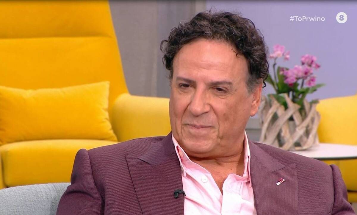 Ο Χάρης Ρώμας αποκαλύπτει πώς έκοψε το τσιγάρο και ποια πρωταγωνίστρια του είπε «πως έγινες έτσι» (Βίντεο)