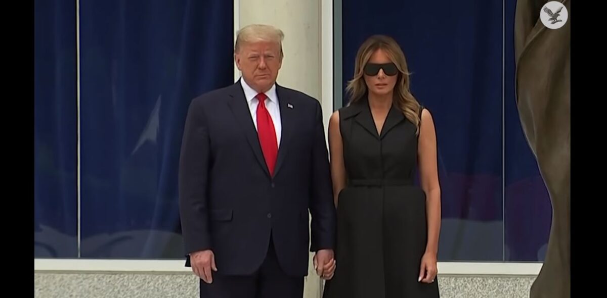 Ο Τραμπ καλεί τη Μελάνια να χαμογελάσει! Το παγωμένο πρόσωπο της πρώτης κυρίας (Βίντεο)