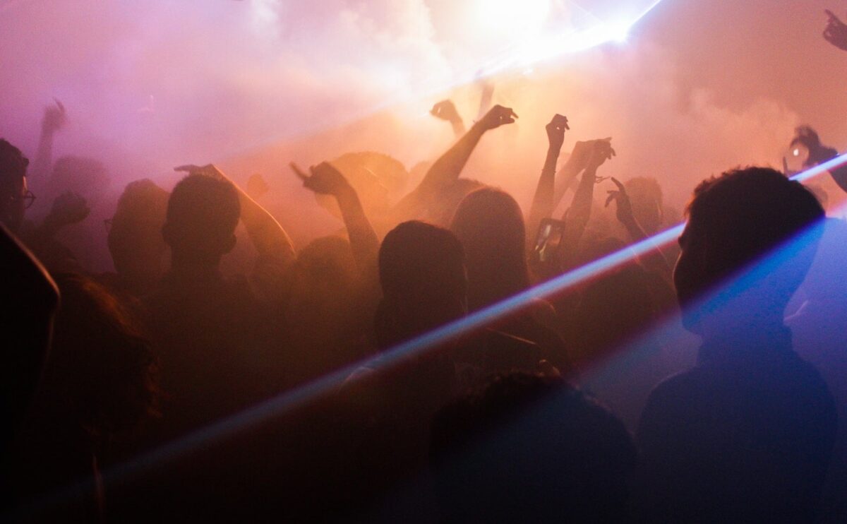 Πάρτι κόρης πασίγνωστης τραγουδίστριας μετατράπηκε σε μίνι υγειονομική «βόμβα»! (Βίντεο)