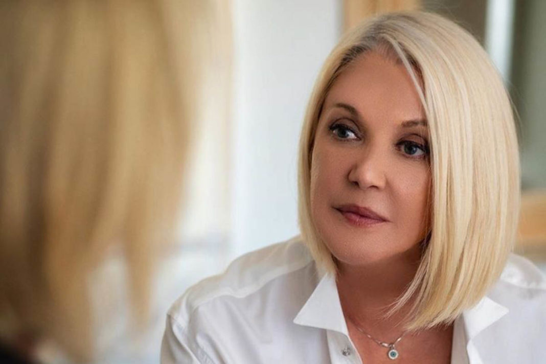 Ρούλα Κορομηλά |  «Όλες οι γυναίκες έχουν δικαίωμα στη μητρότητα αφού μπορούν»