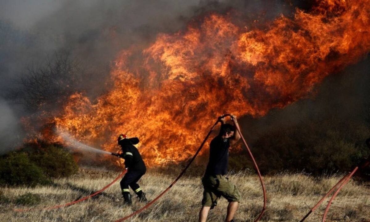 Δήμαρχος Σαρωνικού | Το μέτωπο είναι τεράστιο, η φωτιά κινείται προς Ανάβυσσο και Φωκαία