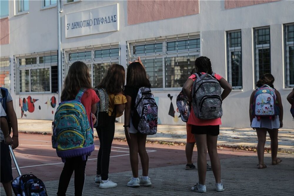 Πρώτη μέρα στο σχολείο για χιλιάδες μαθητές