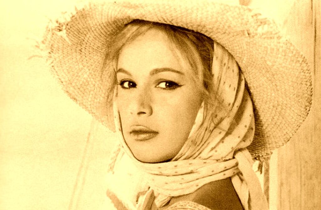 Μανταλένα | H γυναίκα που τόλμησε να πιάσει το σταυρό στα Θεοφάνεια