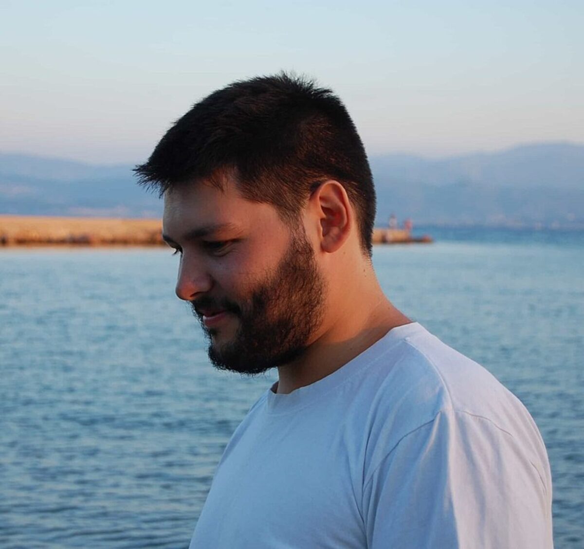 Νίκος Γιαννόπουλος | Κάθε άνθρωπος που σε δύσκολες στιγμές της ζωής του καταφέρνει να ανταπεξέλθει είναι ο ήρωας της δικής του ιστορίας.