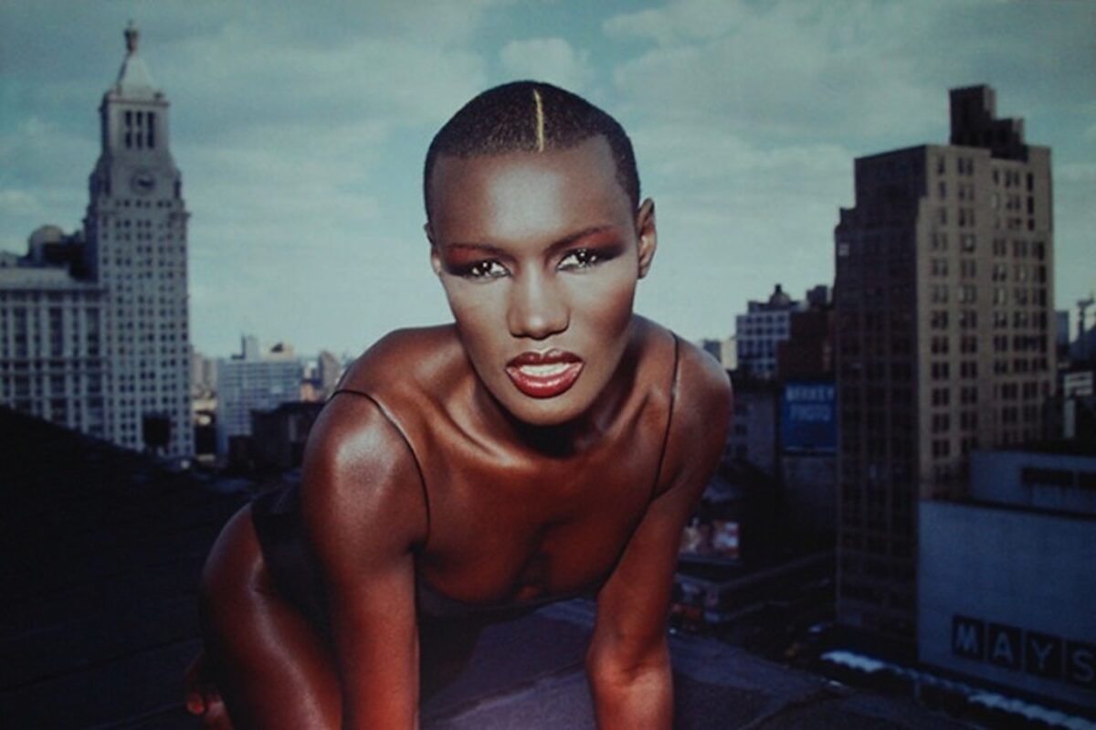 Grace Jones | Όταν η μούσα του Andy Warhol ερμήνευε ιδανικά το La Vie en Rose