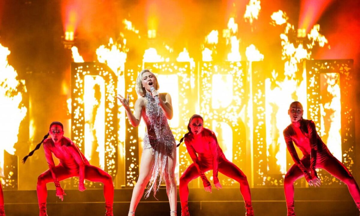 Eurovision 2021: Η εκρηκτική Έλενα Τσαγκρινού έβαλε «φωτιά» στη σκηνή