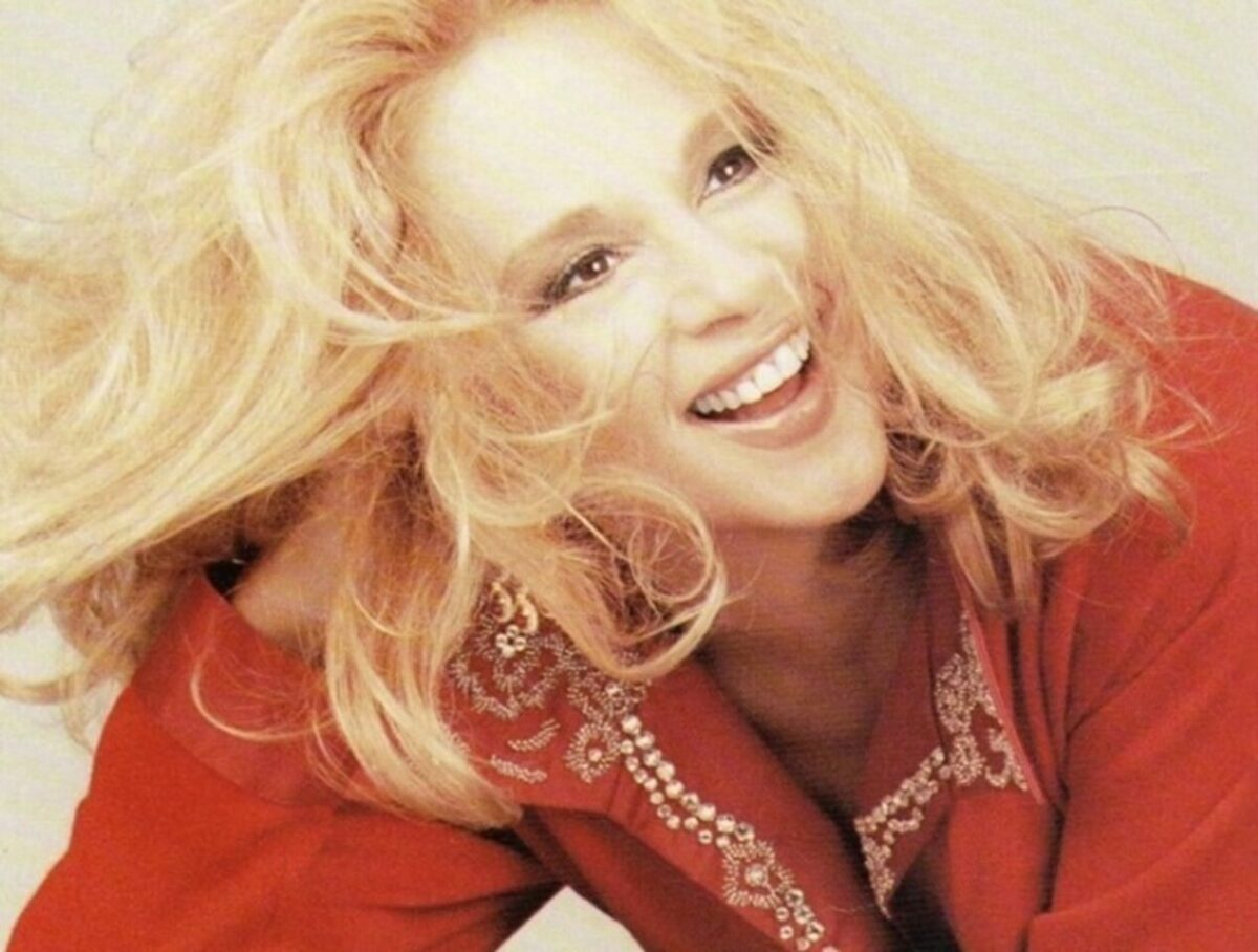 Αλίκη Βουγιουκλάκη | Μαγεία προσπαθώ να δώσω στον κόσμο, σε αυτήν τη γη. Μαγεία θέλω να πάρω κι όταν βρεθώ στον ουρανό.