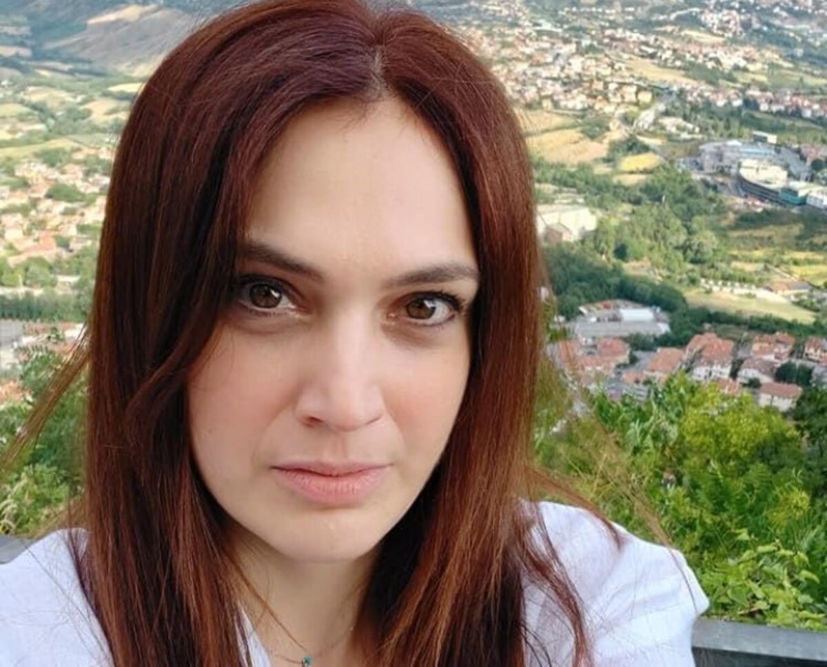 Θεανώ Ασκοξυλάκη | Ο ήλιος εκτός από την προσωρινή ‘σοκολατένια’ απόχρωση, αφήνει στο μέλλον και ένα αφυδατωμένο , γηρασμένο γεμάτο δυσχρωμίες δέρμα.