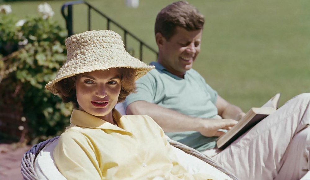 Τζάκι Κένεντι | Η ζωή της πιο φωτογραφημένης & διασημότερης γυναίκας του κόσμου, που αποτελεί σύμβολο δύναμης και απέριττης κομψότητας.