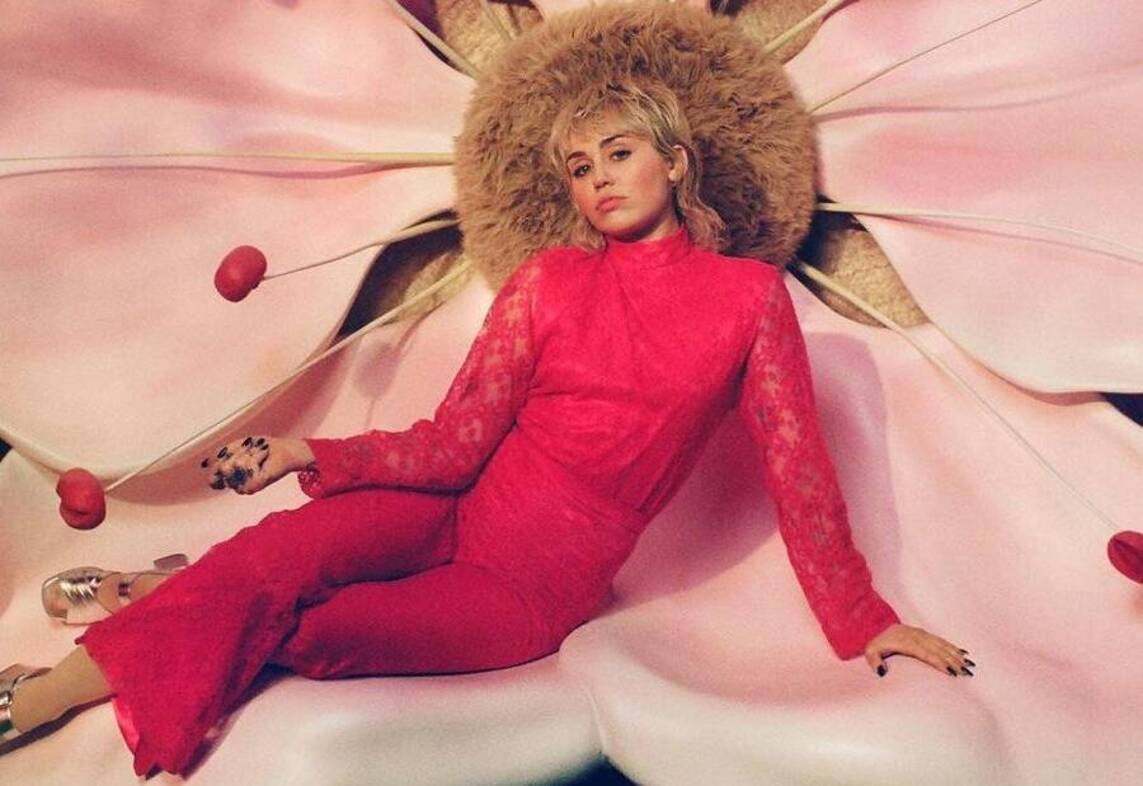 Miley Cyrus |  Η εντυπωσιακή μεταμφίεσή της σε superwoman manga για τον Gucci