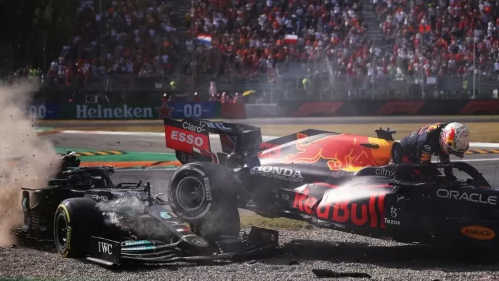 Formula 1 | Σφοδρή σύγκρουση του Χάμιλτον με τον Φερστάπεν