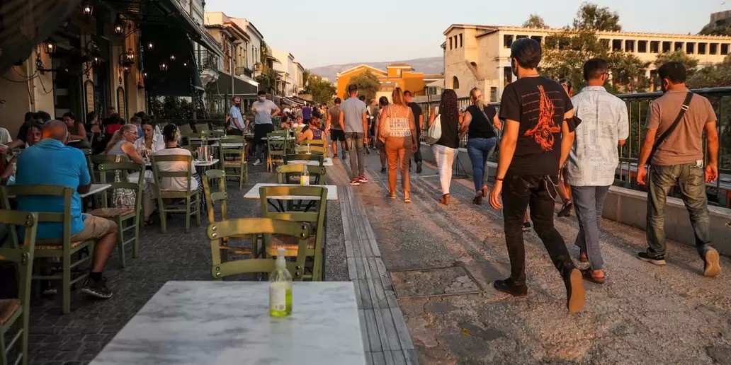 Η ζωή συνεχίζεται για τους εμβολιασμένους