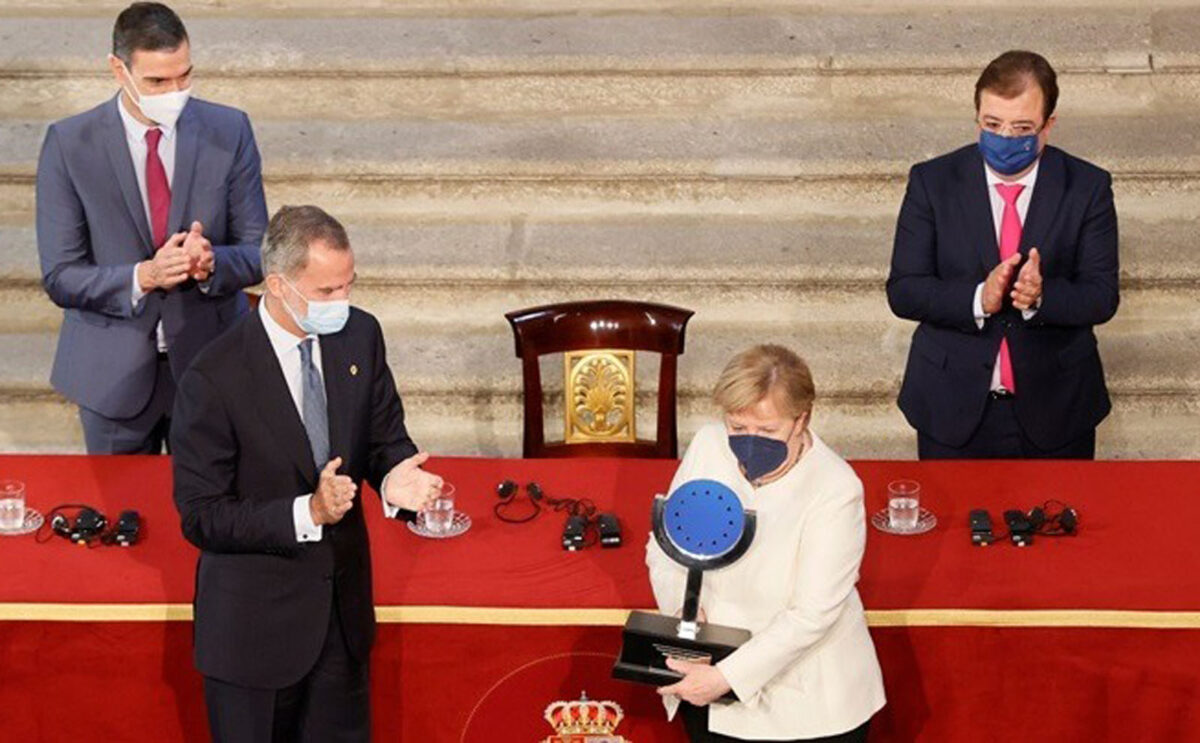 Κι όμως: Βραβείο στη Μέρκελ για τις υπηρεσίες της στην Ευρώπη!