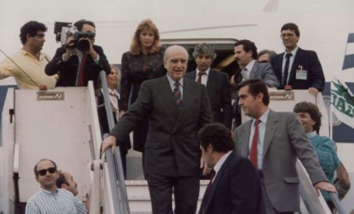 Σαν σήμερα, 22 Οκτωβρίου |Το νεύμα του Ανδρέα Παπανδρέου στη σκάλα του αεροπλάνου που έγραψε ιστορία