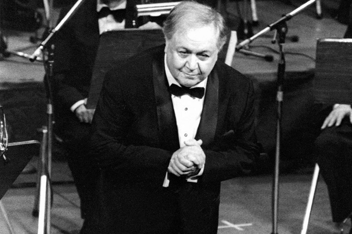 Μάνος Χατζιδάκις | Όταν βλέπεις το τέρας και δεν τρομάζεις να ανησυχείς γιατί ίσως έχεις αρχίσει να του μοιάζεις.