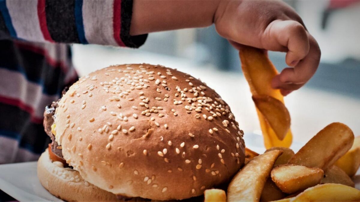 Η Ισπανία απαγορεύει τις διαφημίσεις γλυκών και αναψυκτικών για παιδιά το 2022