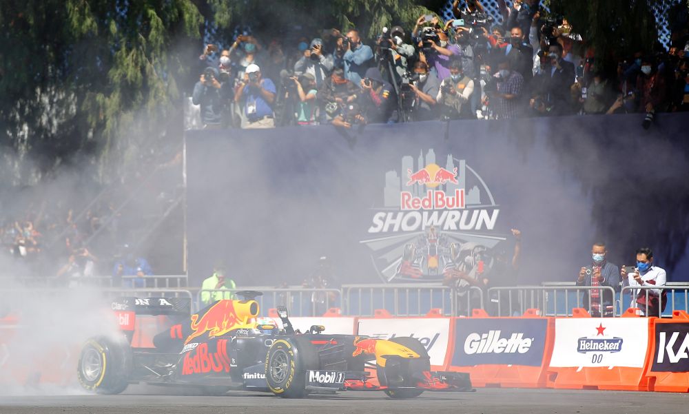 Ένας «ταύρος» ελεύθερος στην Πόλη του Μεξικού (video)