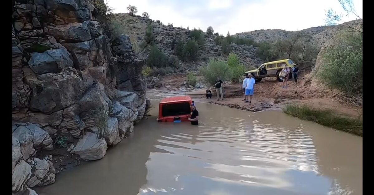 Ένα Jeep αξίας 100.000 δολαρίων κολλάει στη λάσπη (Βίντεο)