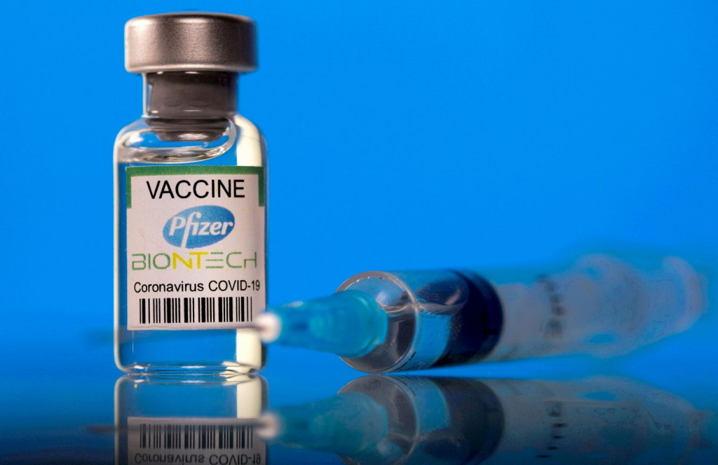 Η Pfizer θέλει 6 εβδομάδες για να προσαρμόσει το εμβόλιό της στη νέα μετάλλαξη