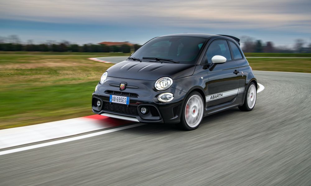 Το νέο Abarth 695 Esseesse «δαγκώνει» (video)