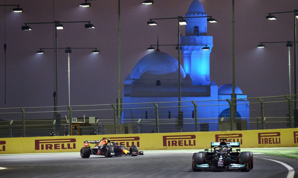 F1: Pole στη Τζέντα ο Hamilton, στον τοίχο ο Verstappen