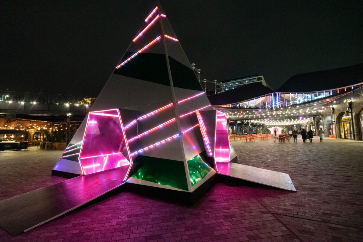 Το Prism στην Coal Drops Yard του Λονδίνου "φέρνει" τα Χριστούγεννα στο Λονδίνο
