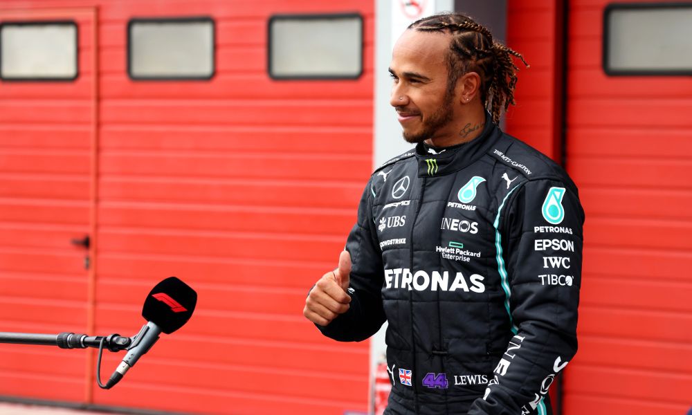 O Lewis Hamilton χρίστηκε επίσημα ιππότης!