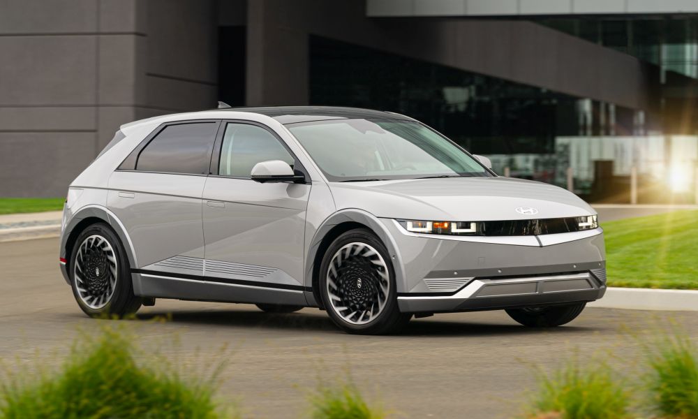 O Spiden-Man οδηγεί Hyundai (vides)