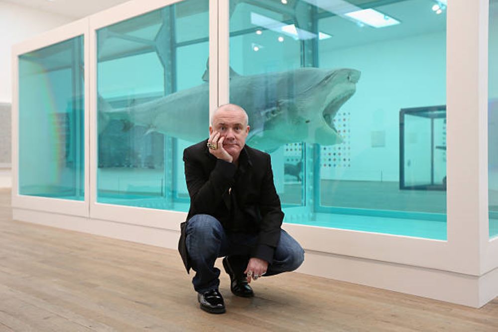 Damien Hirst| O διάσημος & πάμπλουτος καλλιτέχνης που συγκλόνισε τον κόσμο με τα νεκρά ζώα  σε φορμαλδεΰδη