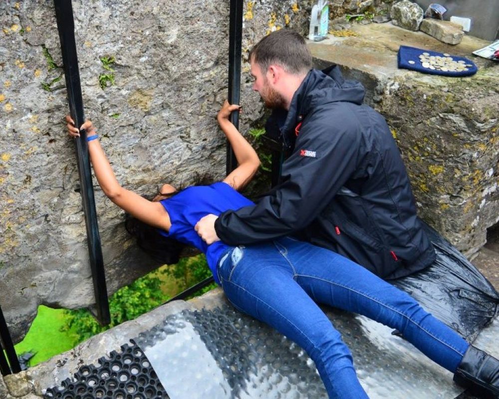 Blarney Stone | Η θρυλική παράδοση του φιλιού στην πέτρα της Ιρλανδίας