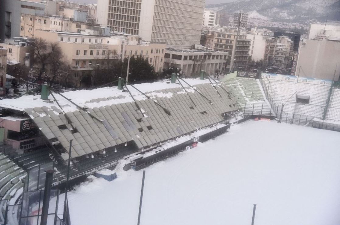 Κατέρρευσε το σκέπαστρο πάνω απ` τα VIP της Λεωφόρου!