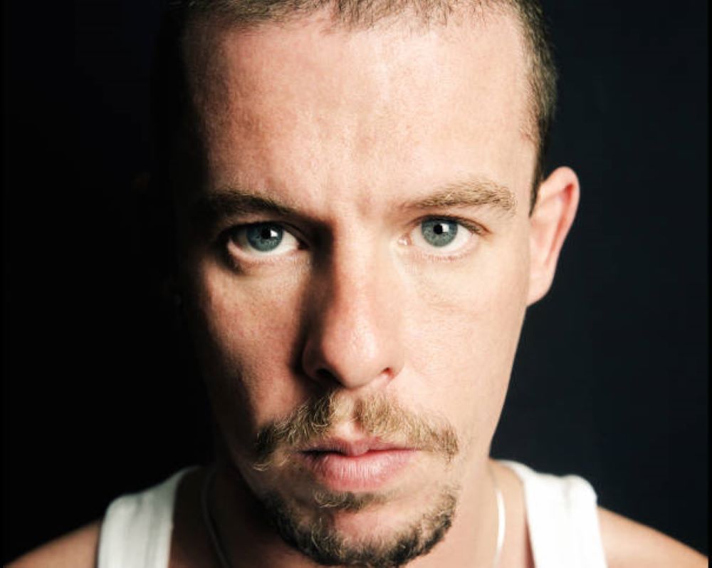 Alexander McQueen | H συναρπαστική ζωή του enfant-terrible της μόδας που έδωσε τέλος στη ζωή του στα 40 του χρόνια