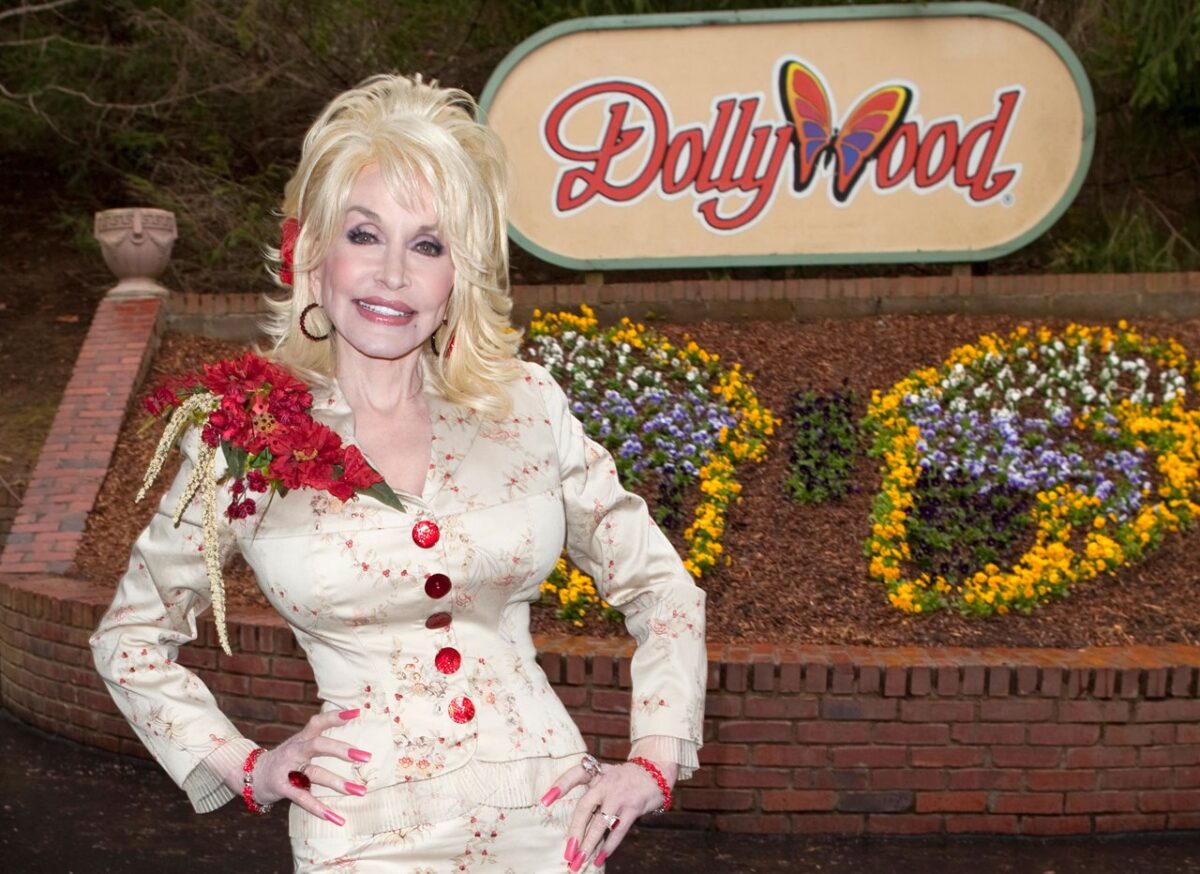 Η εταιρία της Dolly Parton ανακοίνωσε ότι θα χρηματοδοτεί τις σπουδές των εργαζομένων της