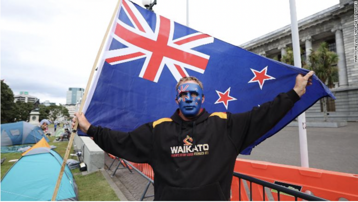 Η τιμωρία της χρονιάς στην Νέα Ζηλανδία  παίζουν το Μακαρένα από μεγάφωνα σε διαδηλωτές.