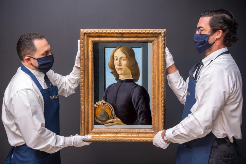 Young Man Holding a Roundel | O ακριβότερος πίνακας του Botticelli που πωλήθηκε σε τιμή ρεκόρ $92,2 εκ.